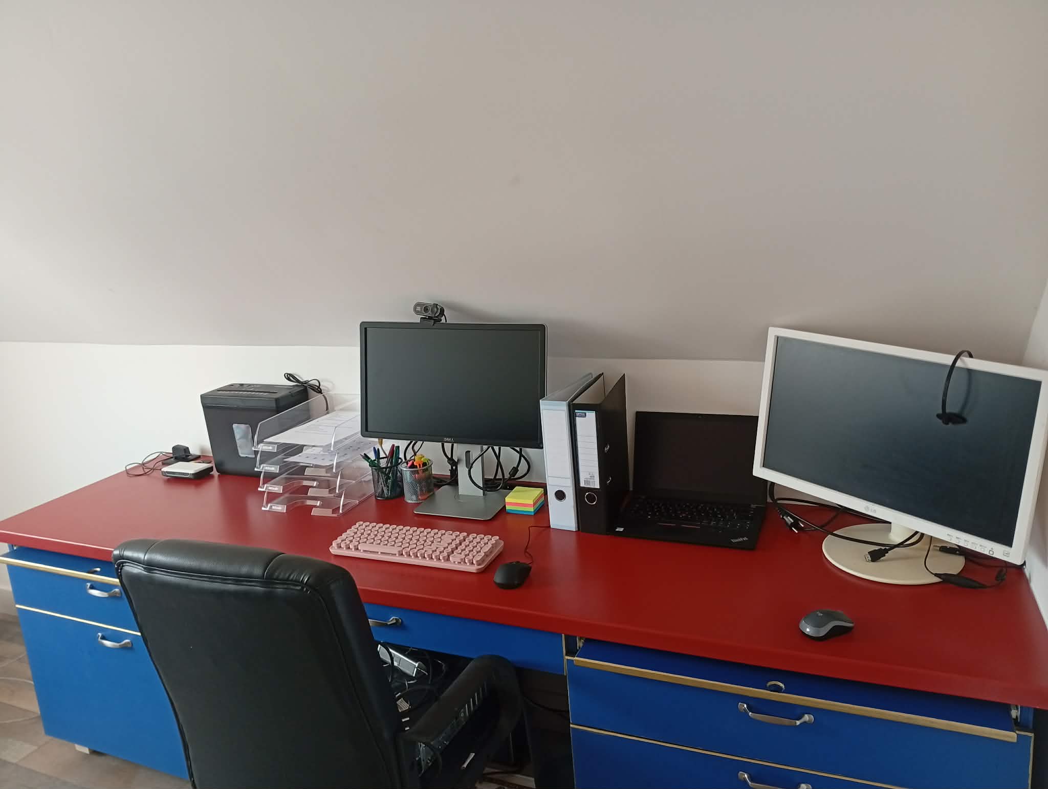 Bureau en bois peint bleu et rouge, fabriqué et peint avec Nicolas pour D.Gestions